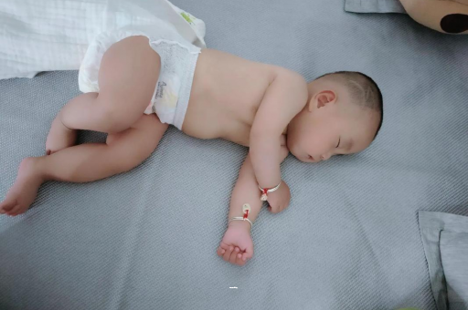 中国香港怀孕肚子撑的难受